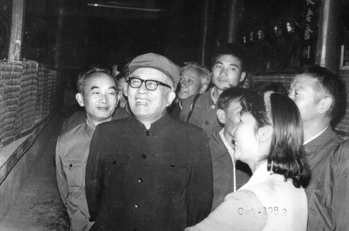 Fuchun Yu with students in Wuchang