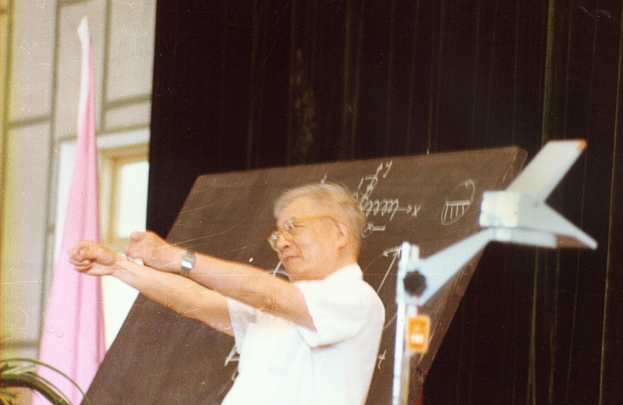 Fuchun Yu in 1986, lecturing in Tianjin